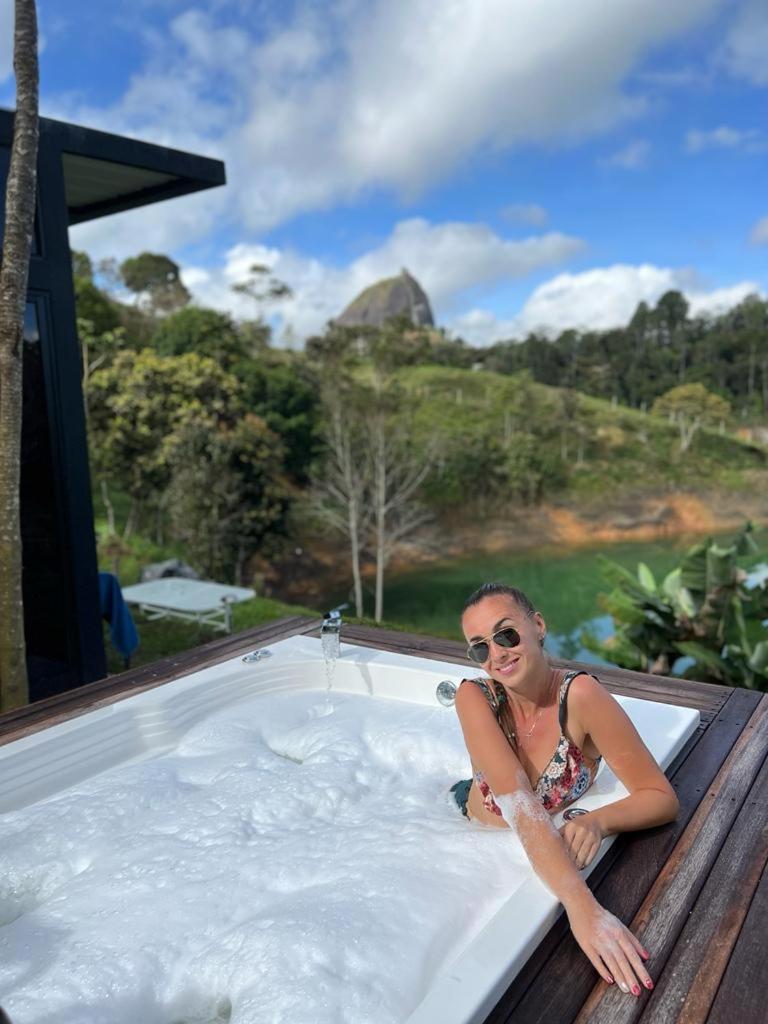 Guatapé Cabana Privada Sin Prisa "Not Rush" Preciosa! Con Jacuzzi, Vista Y Acceso Directo Al Embalse, Vista A La Piedra , Deporte Acuatico Paddle Board And Breakfast Incluidos ! Imperdible מראה חיצוני תמונה
