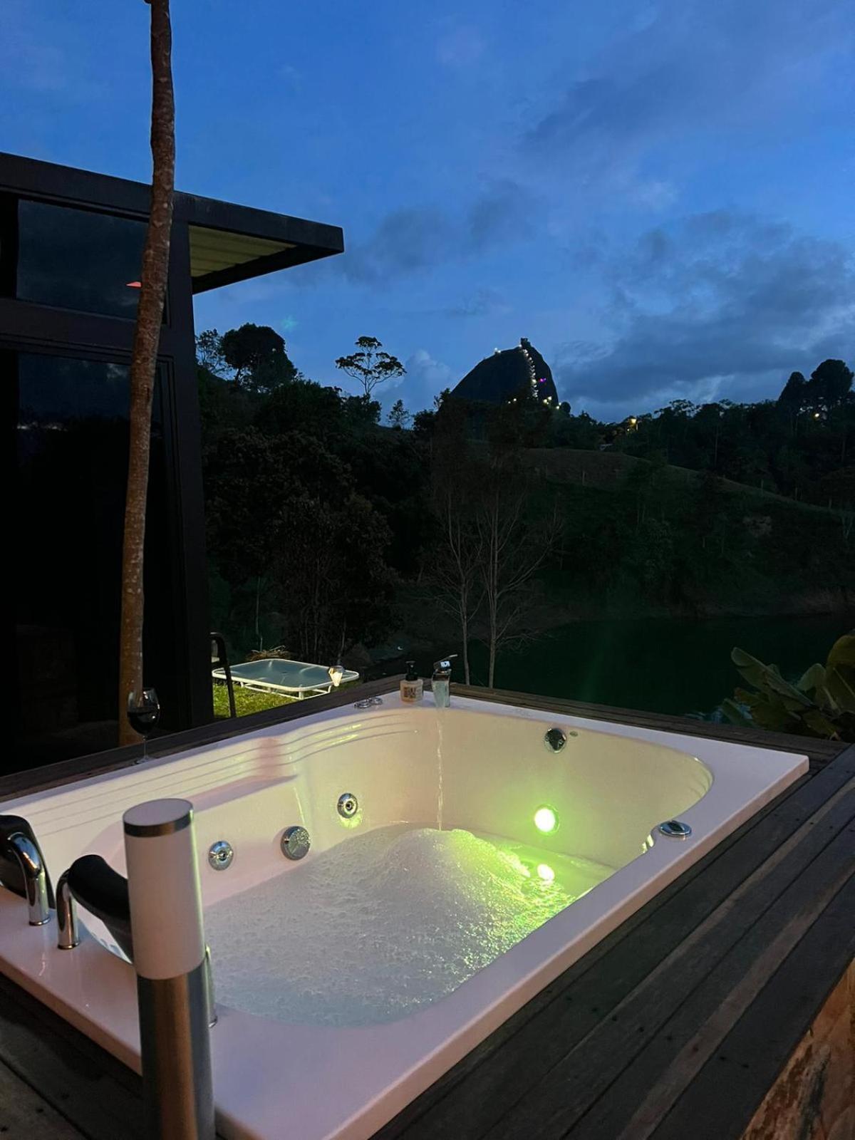 Guatapé Cabana Privada Sin Prisa "Not Rush" Preciosa! Con Jacuzzi, Vista Y Acceso Directo Al Embalse, Vista A La Piedra , Deporte Acuatico Paddle Board And Breakfast Incluidos ! Imperdible מראה חיצוני תמונה
