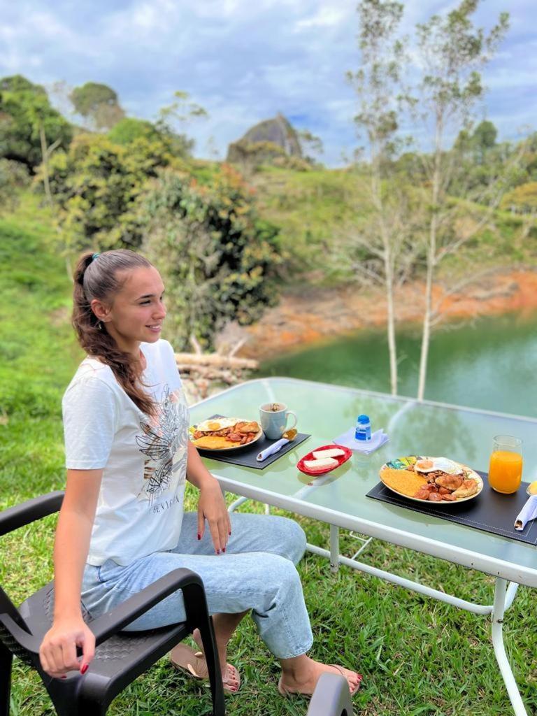 Guatapé Cabana Privada Sin Prisa "Not Rush" Preciosa! Con Jacuzzi, Vista Y Acceso Directo Al Embalse, Vista A La Piedra , Deporte Acuatico Paddle Board And Breakfast Incluidos ! Imperdible מראה חיצוני תמונה