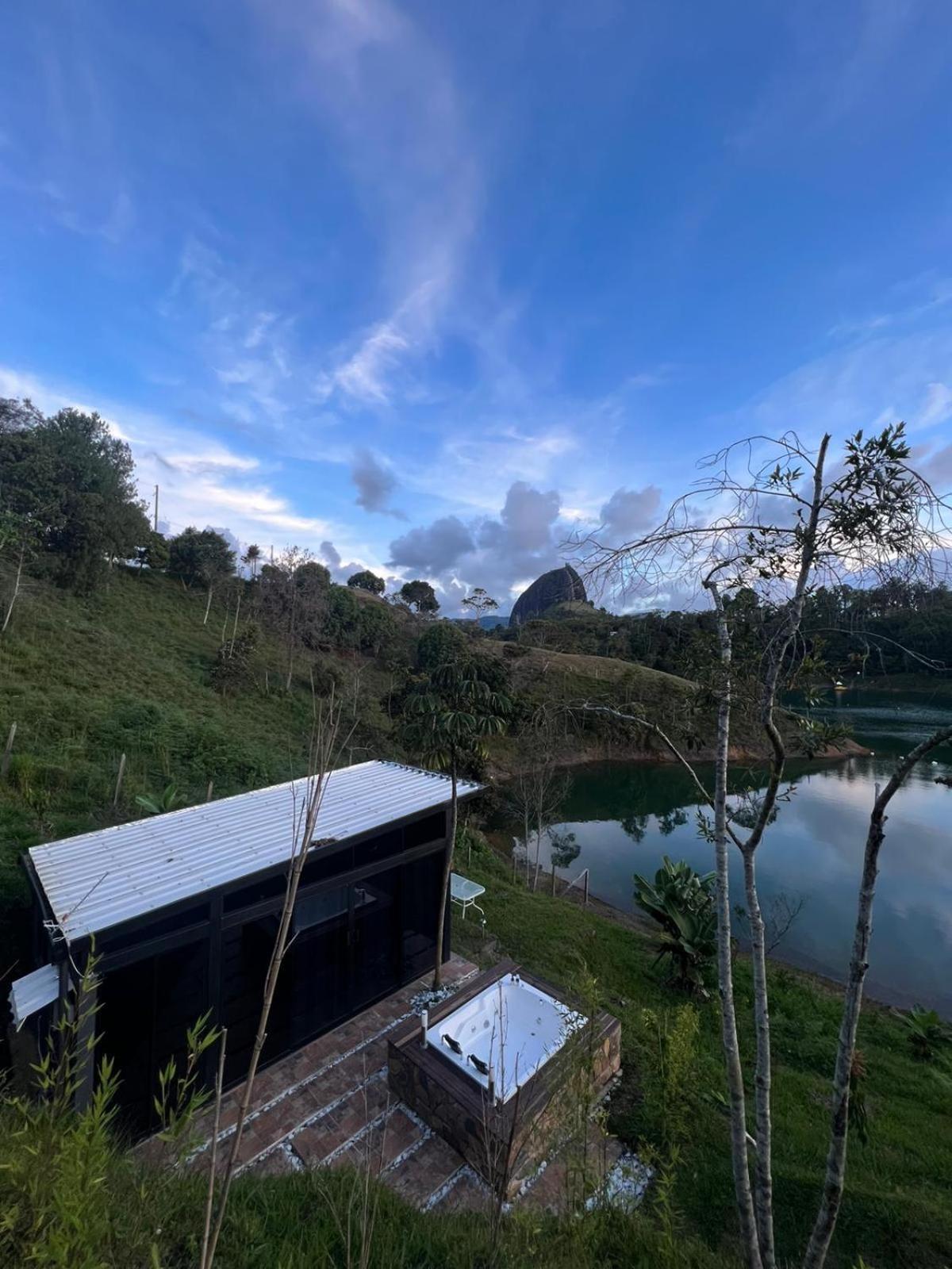 Guatapé Cabana Privada Sin Prisa "Not Rush" Preciosa! Con Jacuzzi, Vista Y Acceso Directo Al Embalse, Vista A La Piedra , Deporte Acuatico Paddle Board And Breakfast Incluidos ! Imperdible מראה חיצוני תמונה