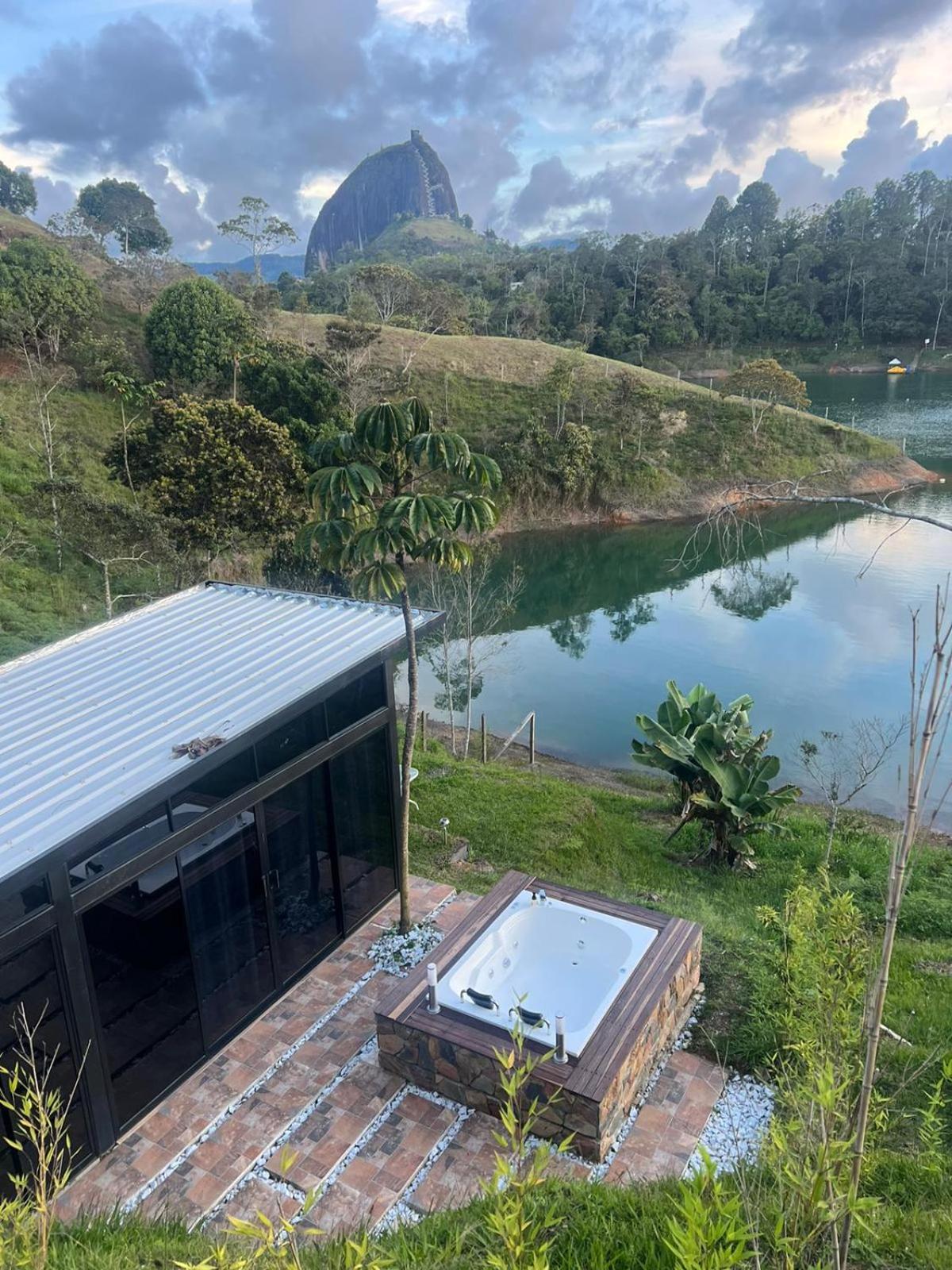 Guatapé Cabana Privada Sin Prisa "Not Rush" Preciosa! Con Jacuzzi, Vista Y Acceso Directo Al Embalse, Vista A La Piedra , Deporte Acuatico Paddle Board And Breakfast Incluidos ! Imperdible מראה חיצוני תמונה