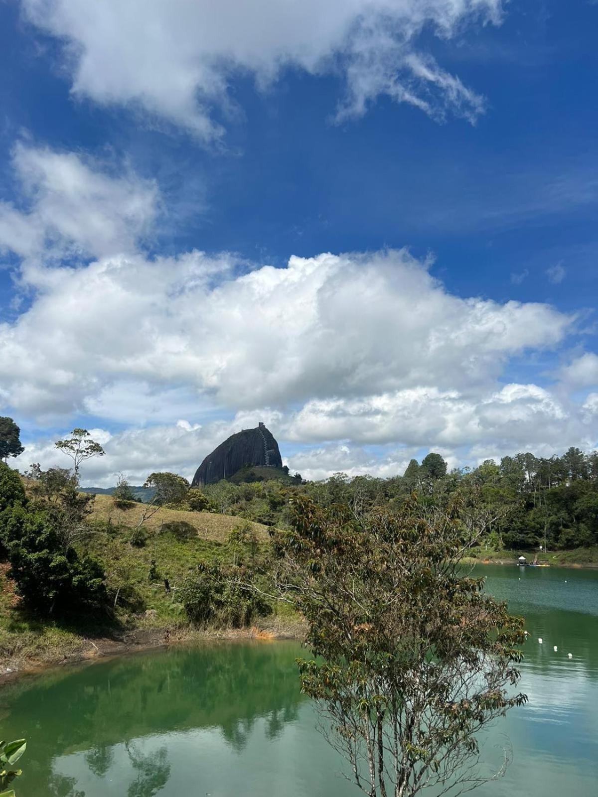 Guatapé Cabana Privada Sin Prisa "Not Rush" Preciosa! Con Jacuzzi, Vista Y Acceso Directo Al Embalse, Vista A La Piedra , Deporte Acuatico Paddle Board And Breakfast Incluidos ! Imperdible מראה חיצוני תמונה