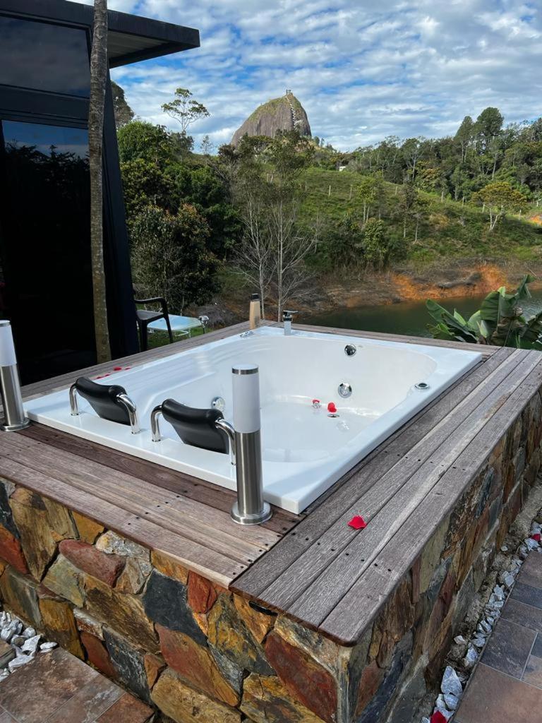 Guatapé Cabana Privada Sin Prisa "Not Rush" Preciosa! Con Jacuzzi, Vista Y Acceso Directo Al Embalse, Vista A La Piedra , Deporte Acuatico Paddle Board And Breakfast Incluidos ! Imperdible מראה חיצוני תמונה